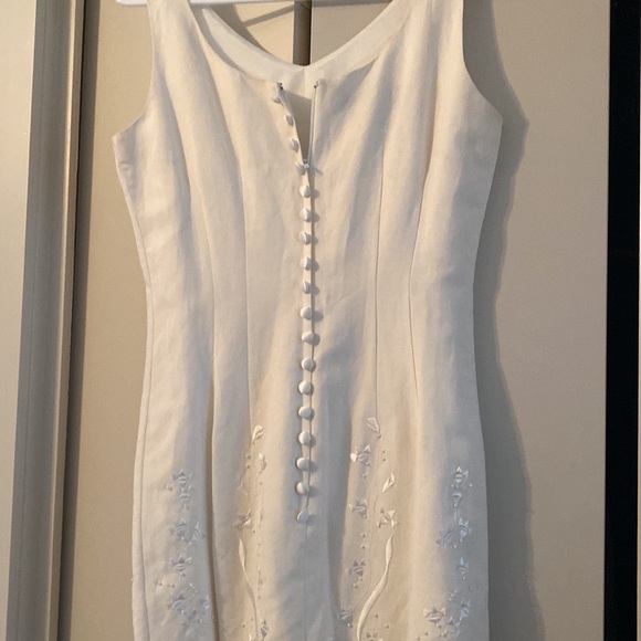 Donna Morgan Size 4. White Dress with sewn and bead details. - Picture 3 of 5